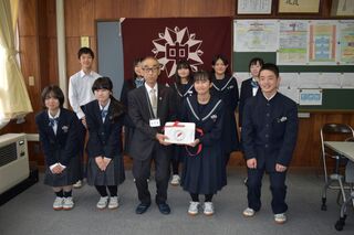 赤い羽根共同募金 学校募金①を伊達市立伊達中学校の生徒会からいただきました
